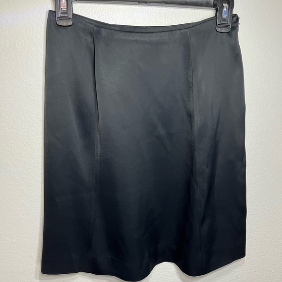 Banana Republic black satin skirt size 4 - Picture 3 of 5